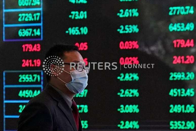 Homem usa máscara dentro da bolsa de Xangai, China
28/02/2020. REUTERS/Aly Song//File Photo