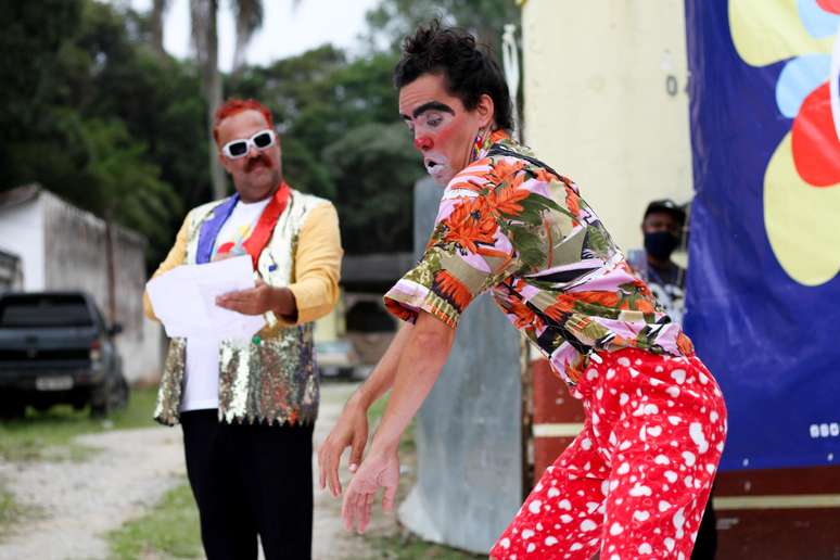 Grupo de circenses faz apresentação a céu aberto