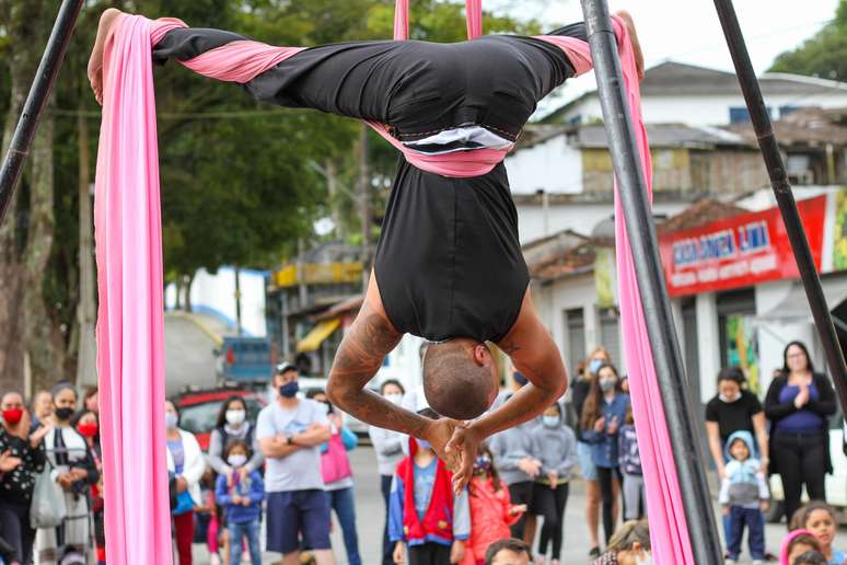 Grupo conta com um acrobata, um malabarista e dois palhaços