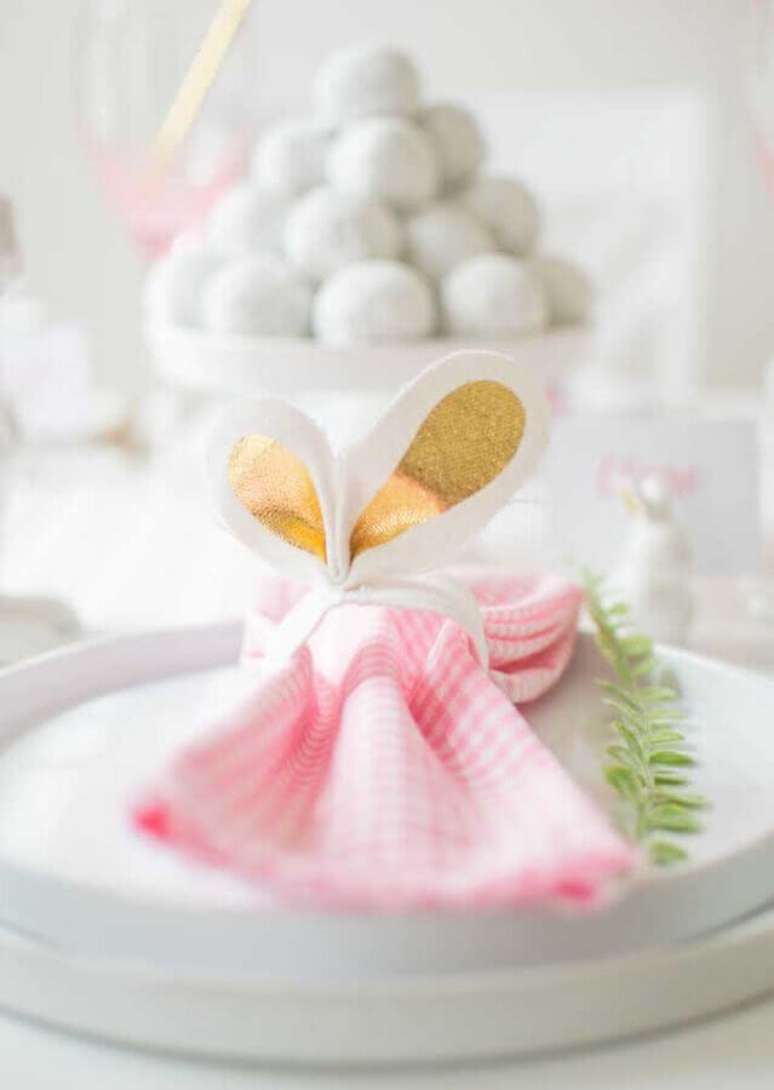 41. Mesa de P&aacute;scoa decorada com estilo delicado com guardanapo rosa &ndash; Foto: Decor F&aacute;cil