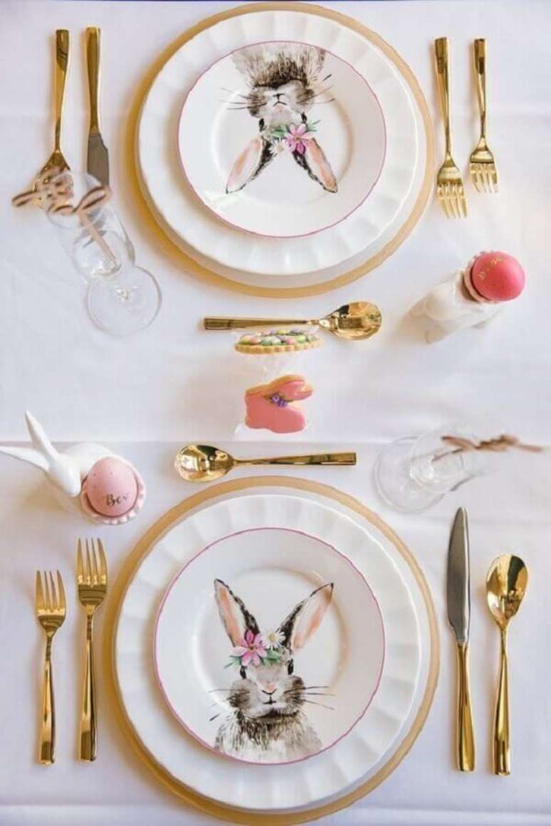59. Talheres dourados e prato tem&aacute;tico para mesa de P&aacute;scoa decorada minimalista &ndash; Foto: Suzanne Zingg Style