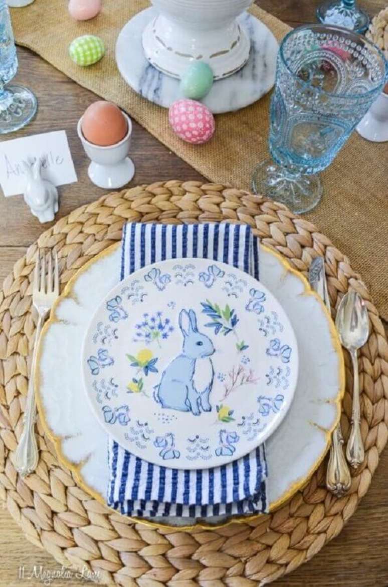58. Sousplat rustico para mesa de P&aacute;scoa decorada com prato tem&aacute;tico e guardanapo azul &ndash; Foto: Casa Tr&egrave;s Chic
