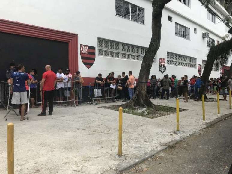 Torcida do Flamengo tem encarado fila em diversos pontos de venda para o clássico (Foto: Matheus Dantas)
