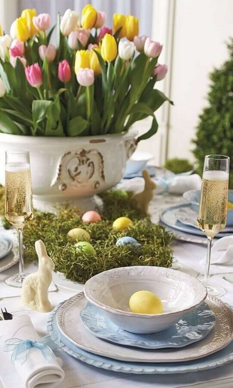 1. Decora&ccedil;&atilde;o de mesa para a P&aacute;scoa com ovos e flores coloridas e mini coelhos &ndash; Foto: Deavita