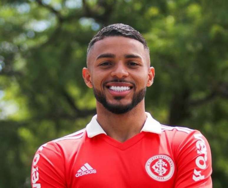 Wesley Moraes é apresentado como novo camisa 9 do Internacional e