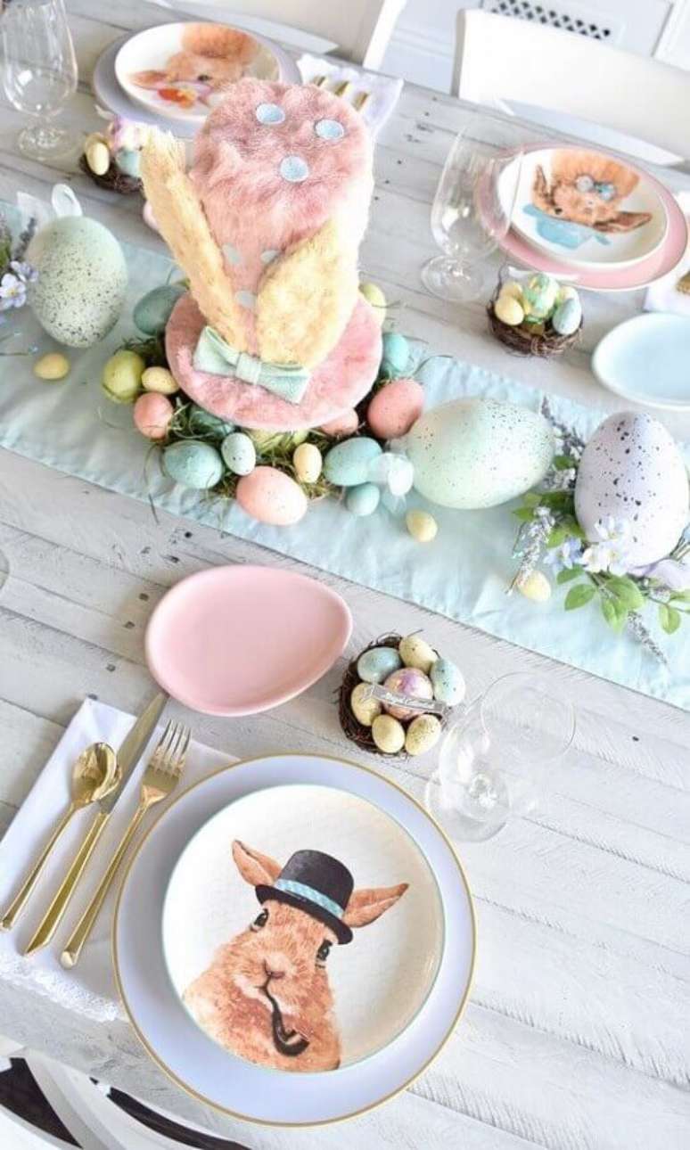 45. Mesa de P&aacute;scoa decorada em cores past&eacute;is com prato tem&aacute;tico &ndash; Foto: Project Nursery