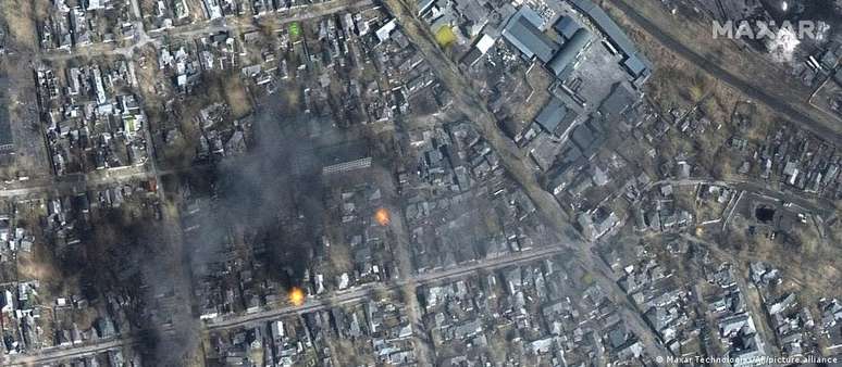 Imagem de satélite mostra locais atingidos por bombardeios em Mariupol, no sudeste da Ucrânia