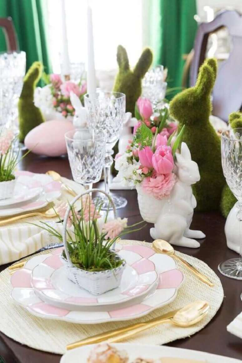 4. Ideia de mesa de P&aacute;scoa decorada com coelhos e grama &ndash; Foto: Clem Around The Corner