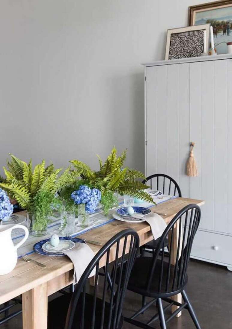 27. Decora&ccedil;&atilde;o rustica para mesa de P&aacute;scoa com arranjo de folhagens &ndash; Foto: Decor F&aacute;cil