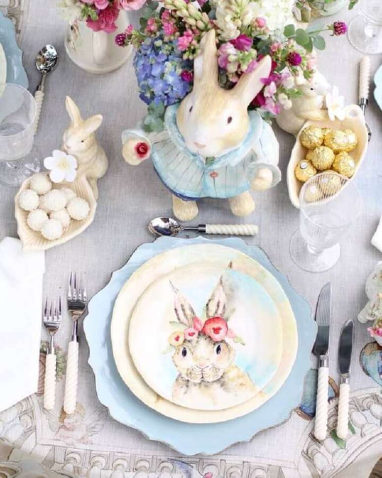 25. Decora&ccedil;&atilde;o de P&aacute;scoa para mesa delicada com loucas tem&aacute;ticas &ndash; Foto: Vestindo a Mesa