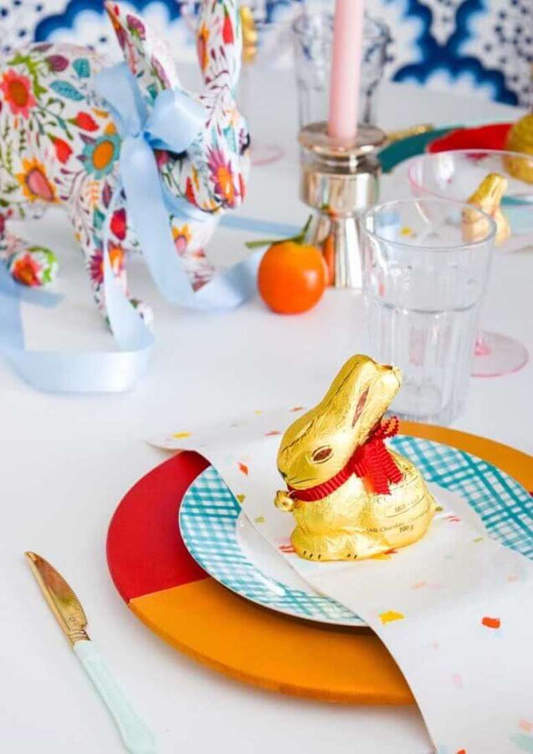 23. Decora&ccedil;&atilde;o de mesa para a P&aacute;scoa com prato colorido e coelho dourado &ndash; Foto: Decor F&aacute;cil
