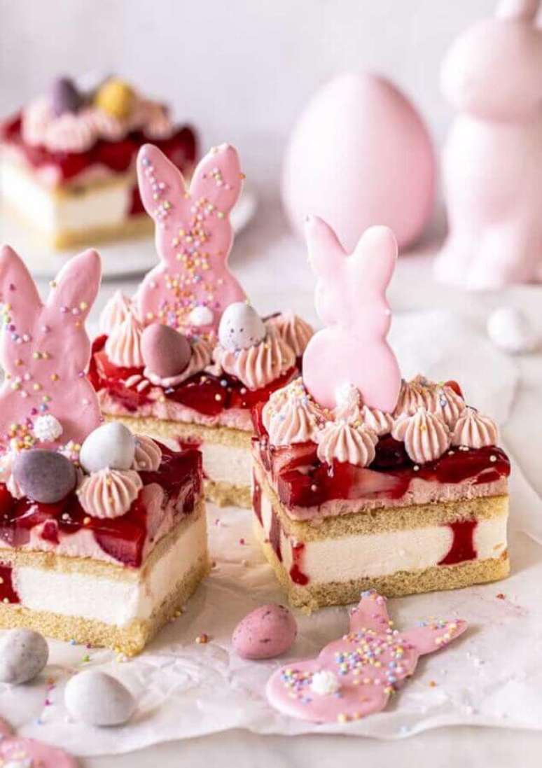 40. Mesa de P&aacute;scoa decorada com doces personalizados &ndash; Foto: Fresh IDEEN