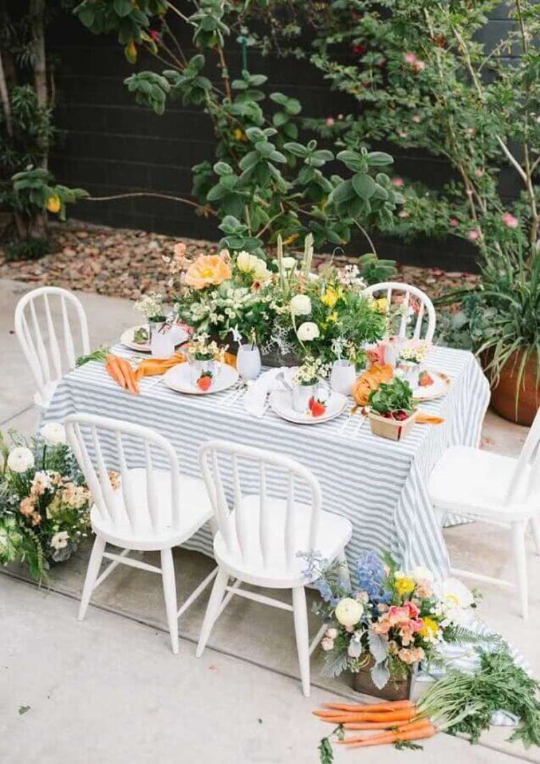 10. Arranjo de flores para decora&ccedil;&atilde;o de P&aacute;scoa para mesa simples &ndash; Foto: Architecture Art Designs