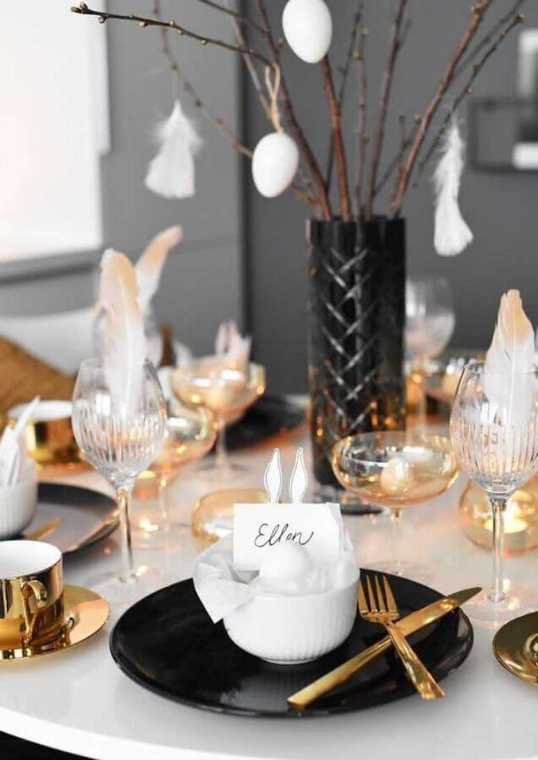 60. Talheres dourados para mesa de P&aacute;scoa decorada preta e branca &ndash; Foto: Home Fashion Trend