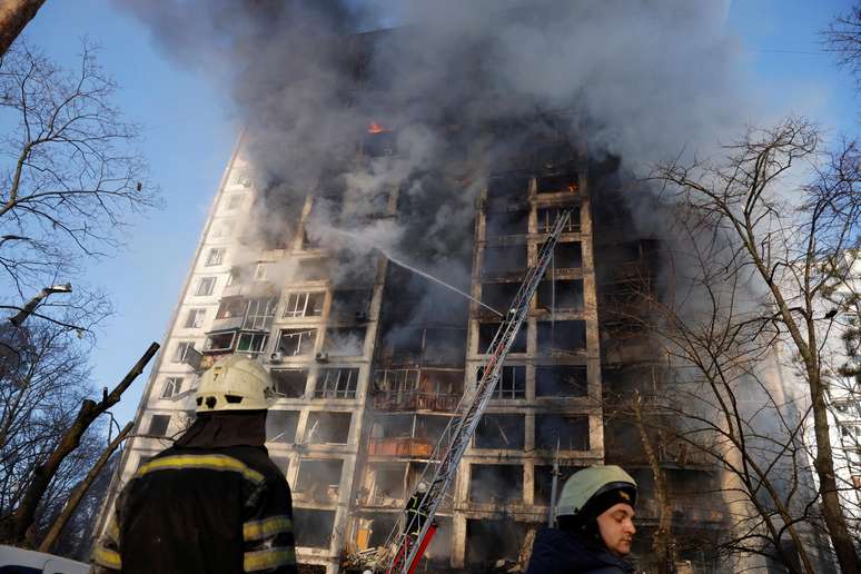 Bombeiros ucranianos combatem as chamas em um prédio residencial em Kiev