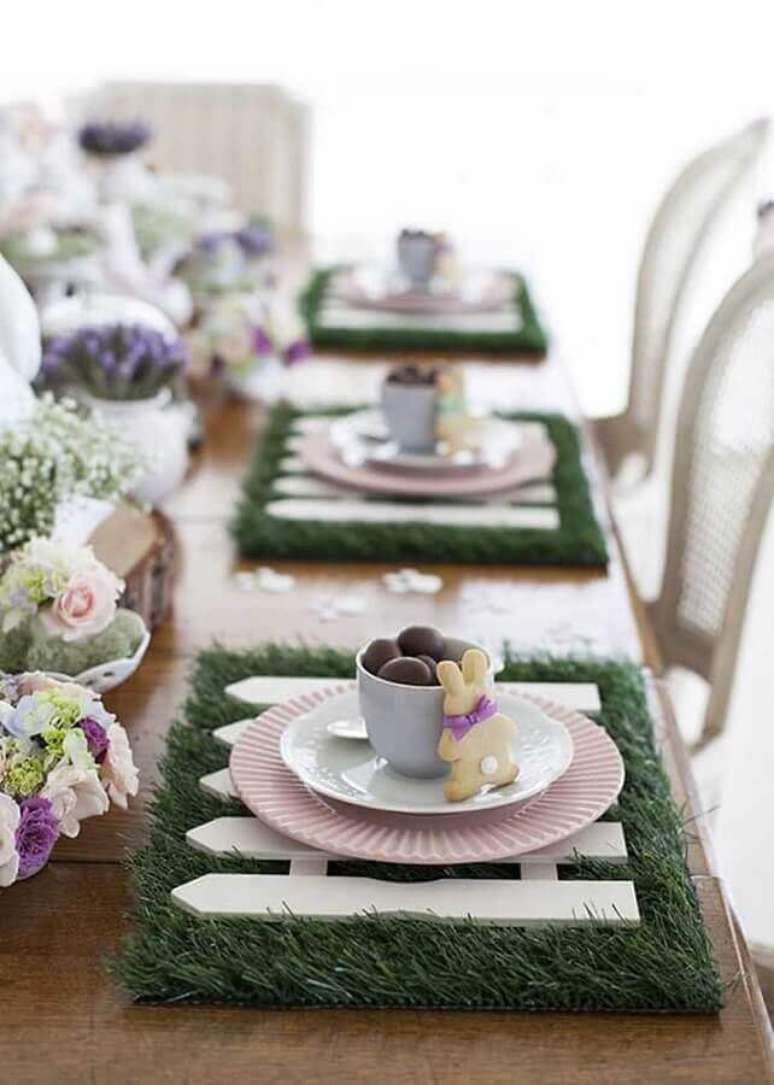 20. Decora&ccedil;&atilde;o de mesa de P&aacute;scoa com bolachinhas em formato de coelho e sousplat de grama &ndash; Foto: Fresh IDEEN