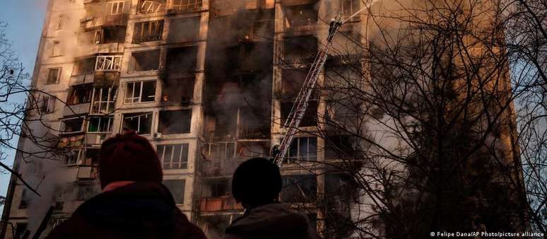 Prédio residencial em Kiev ficou em chamas após ataque russo