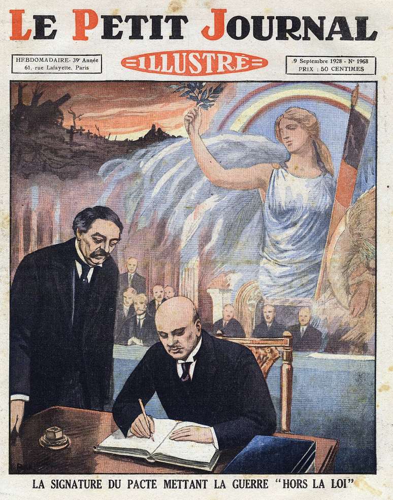 Gustav Stresemann, ministro das Rela&ccedil;&otilde;es Exteriores da Alemanha, assinando o Pacto Briand-Kellogg, renunciando &agrave; guerra de agress&atilde;o em 1928