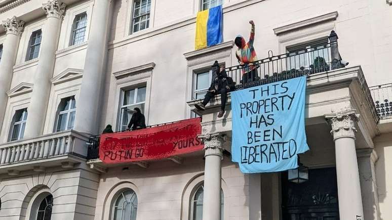 Manifestantes colocaram bandeiras ucranianas sobre a mansão, que se acredita ser de propriedade de Oleg Deripaska