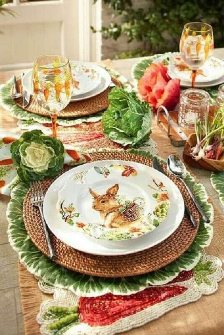 44. Mesa de P&aacute;scoa decorada com sousplat rustico e pratos tem&aacute;ticos &ndash; Foto: Project Nursery