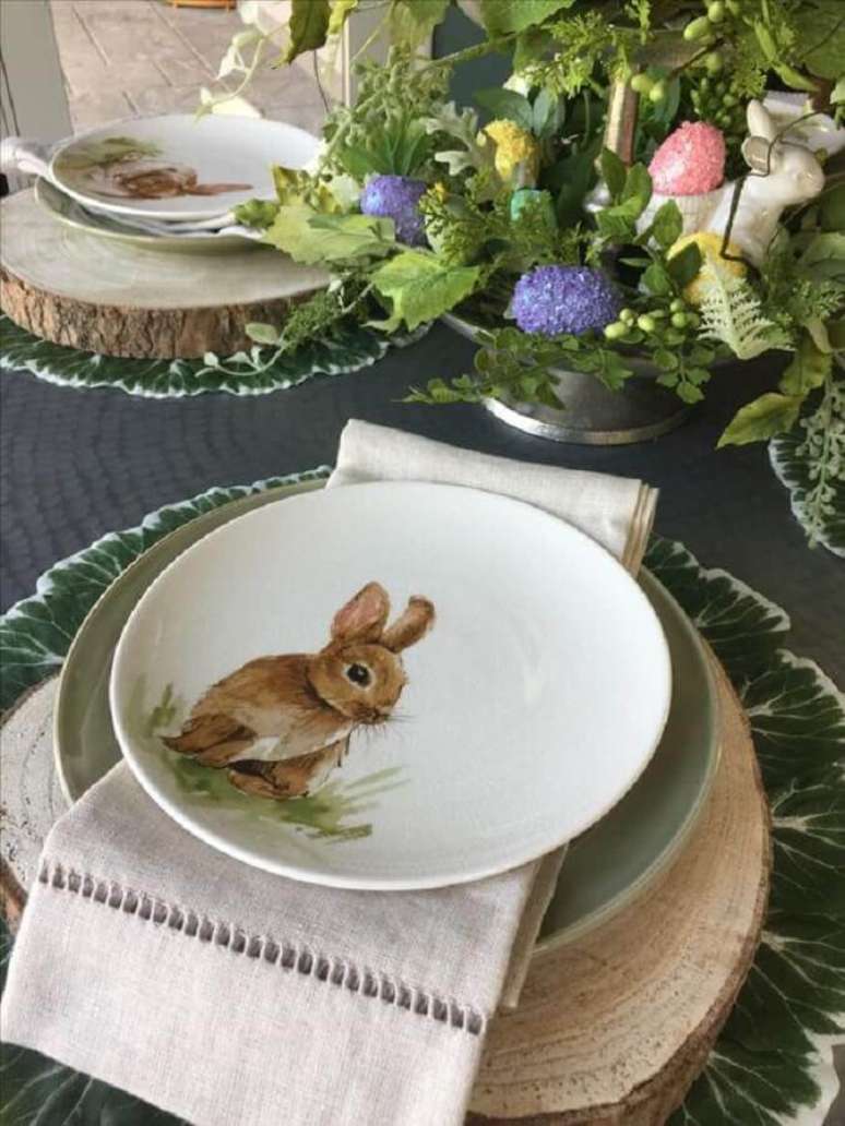 53. Prato tem&aacute;tico para mesa de P&aacute;scoa decorada com bolacha de madeira &ndash; Foto: Suzanne Zingg Style