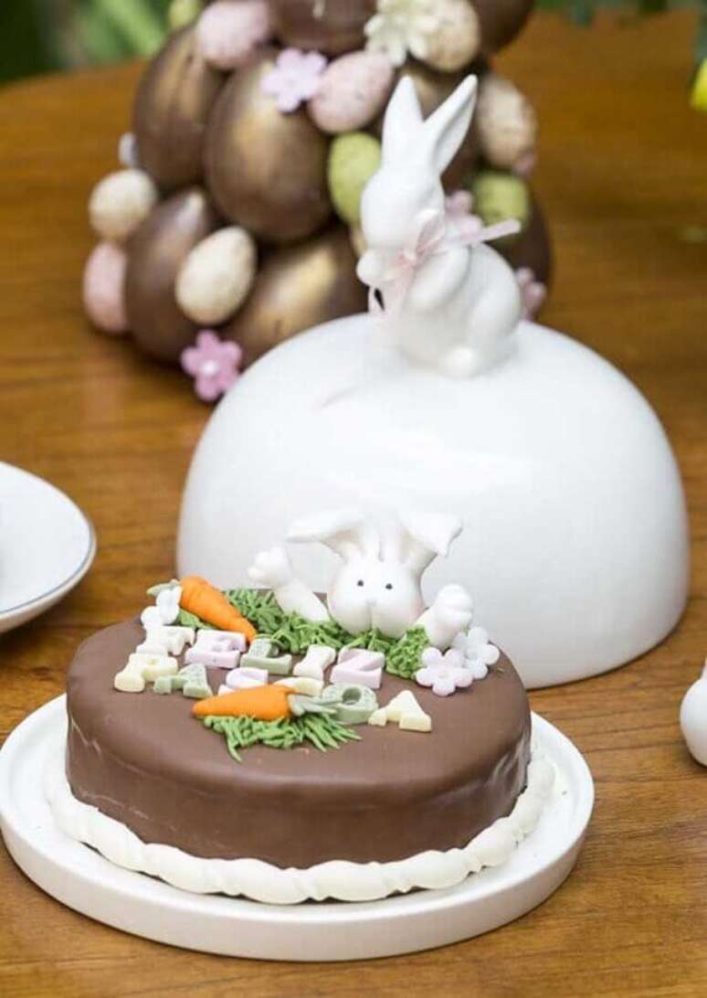 15. Bolo de chocolate para mesa de P&aacute;scoa decorada &ndash; Foto: Architecture Art Designs