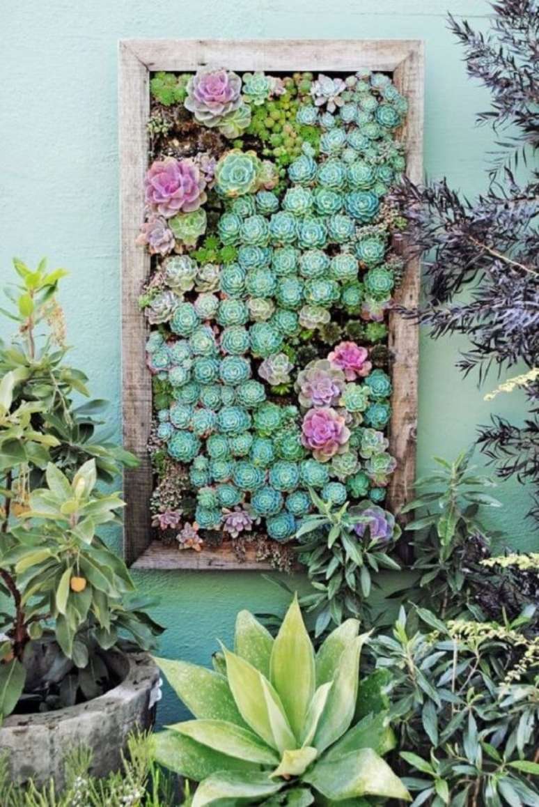 3. O jardim vertical de suculentas para varanda transforma a decora&ccedil;&atilde;o do espa&ccedil;o. Fonte: Dalla Vita