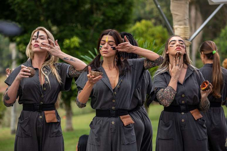 Competidoras se preparando para as provas 