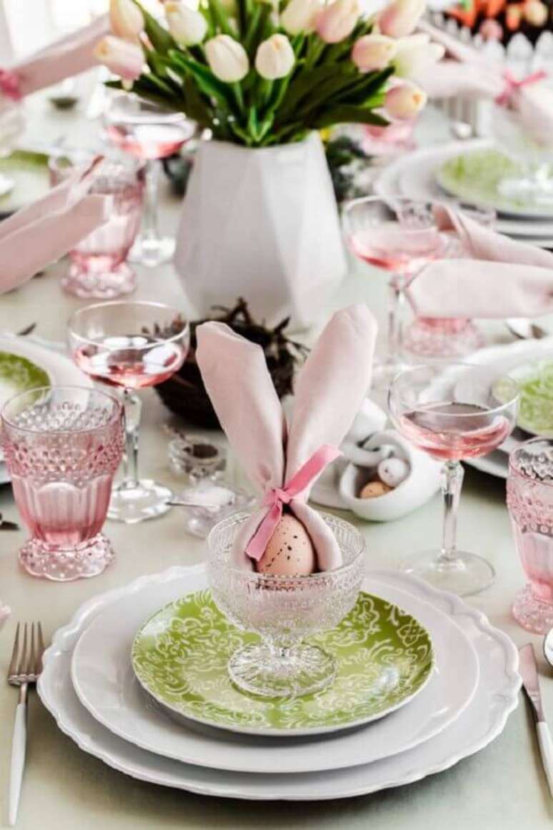 19. Decora&ccedil;&atilde;o de mesa de P&aacute;scoa delicada branca e rosa com detalhes verdes &ndash; Foto: Project Nursery