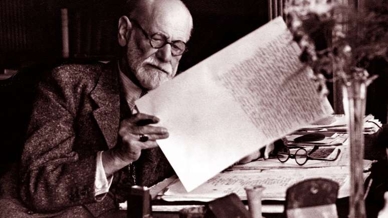 Na sua idade, afirmou Freud, ele n&atilde;o estava l&aacute; para ado&ccedil;ar a realidade