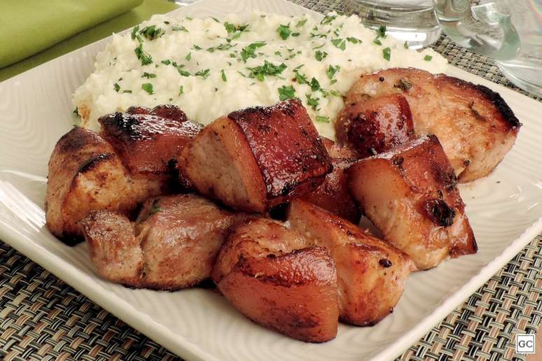 Pernil com purê de batata-doce – Foto: Guia da Cozinha