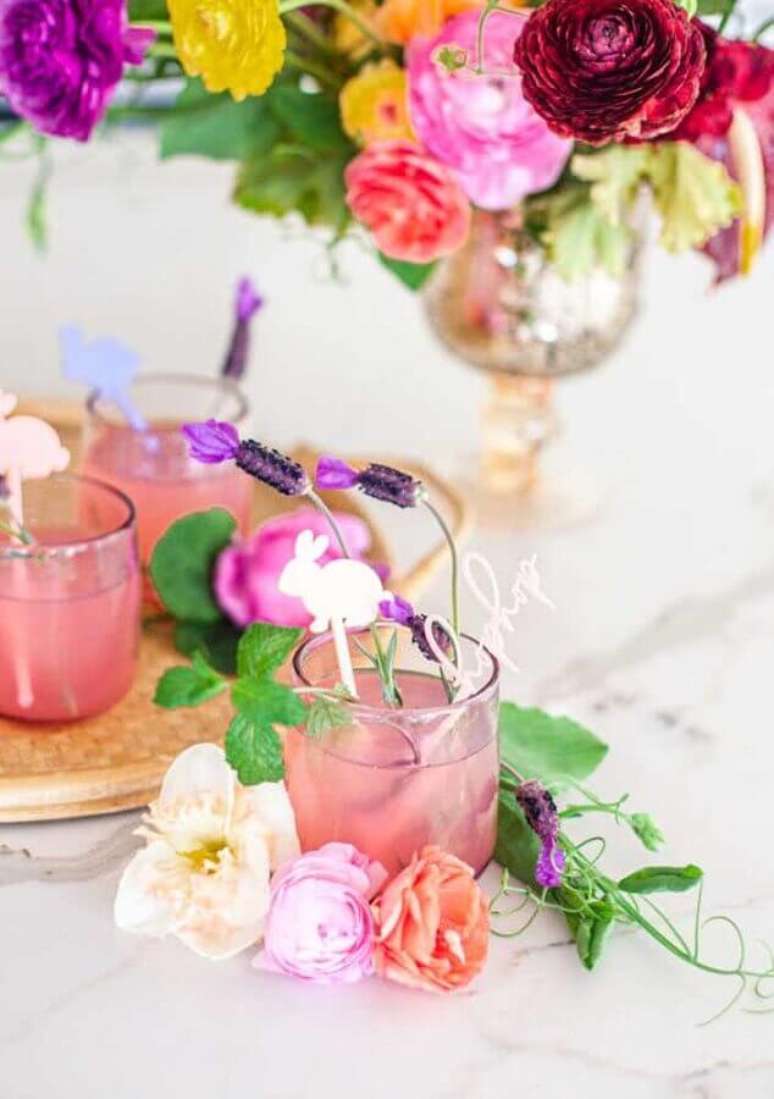 9. Arranjo de flores coloridas para decora&ccedil;&atilde;o de mesa de P&aacute;scoa &ndash; Foto: Decor F&aacute;cil