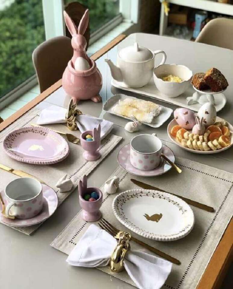 55. Pratos em formato de ovo para mesa de P&aacute;scoa decorada clean &ndash; Foto: Kara&rsquo;s Party Ideas