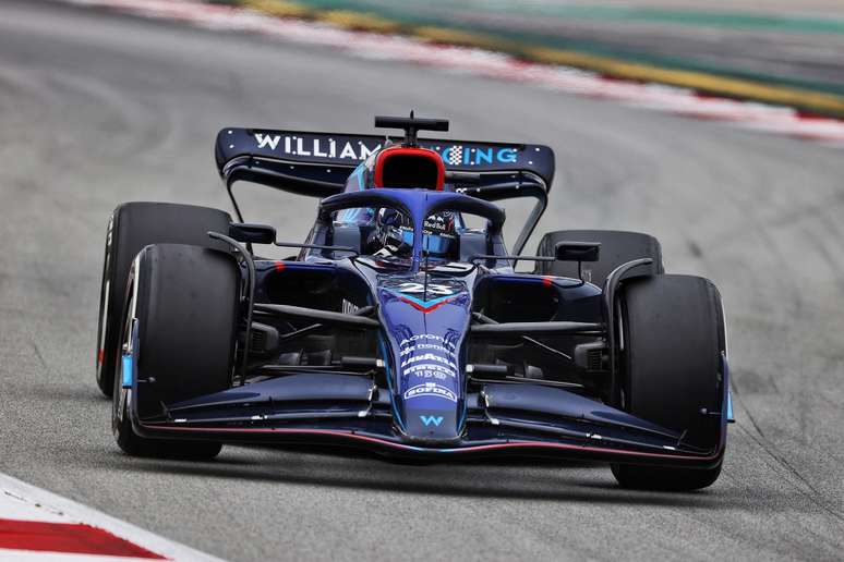 Albon e o FW44 em Barcelona
