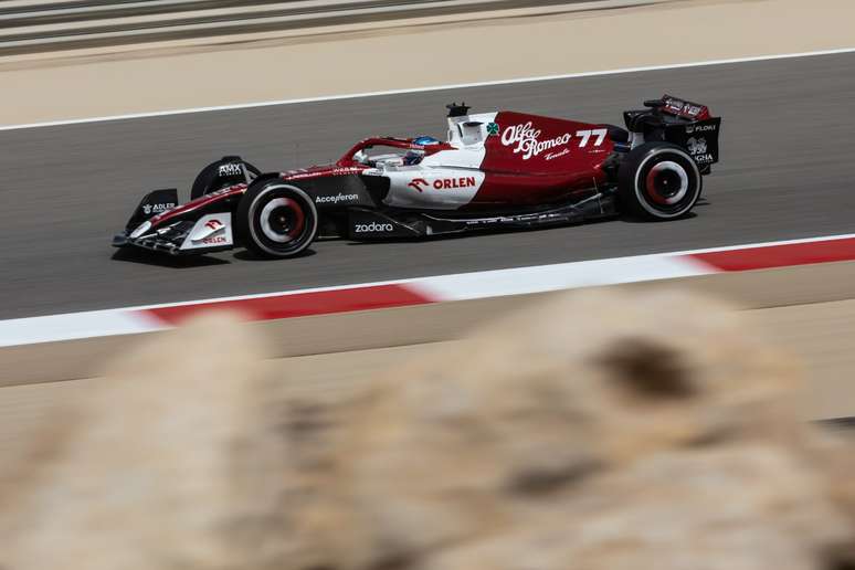 Valtteri Bottas com o C42 pelo circuito de Sakhir