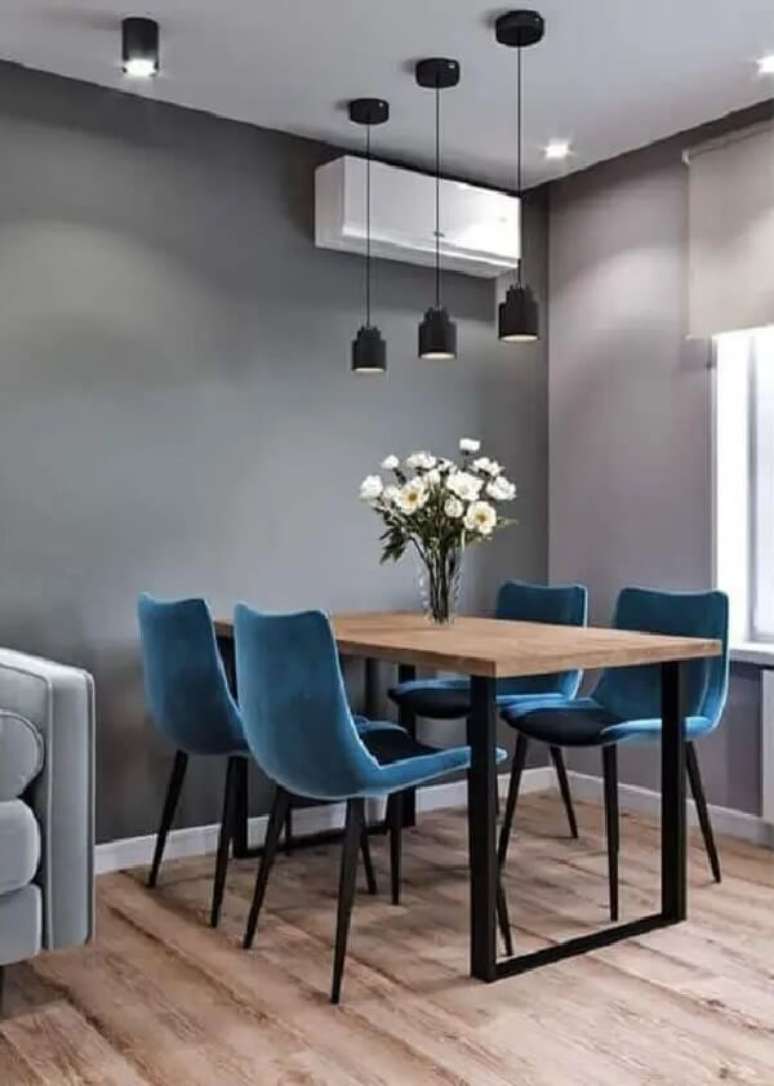 14. Arranjo de flores para mesa de jantar com cadeiras azuis. Fonte: Houzz