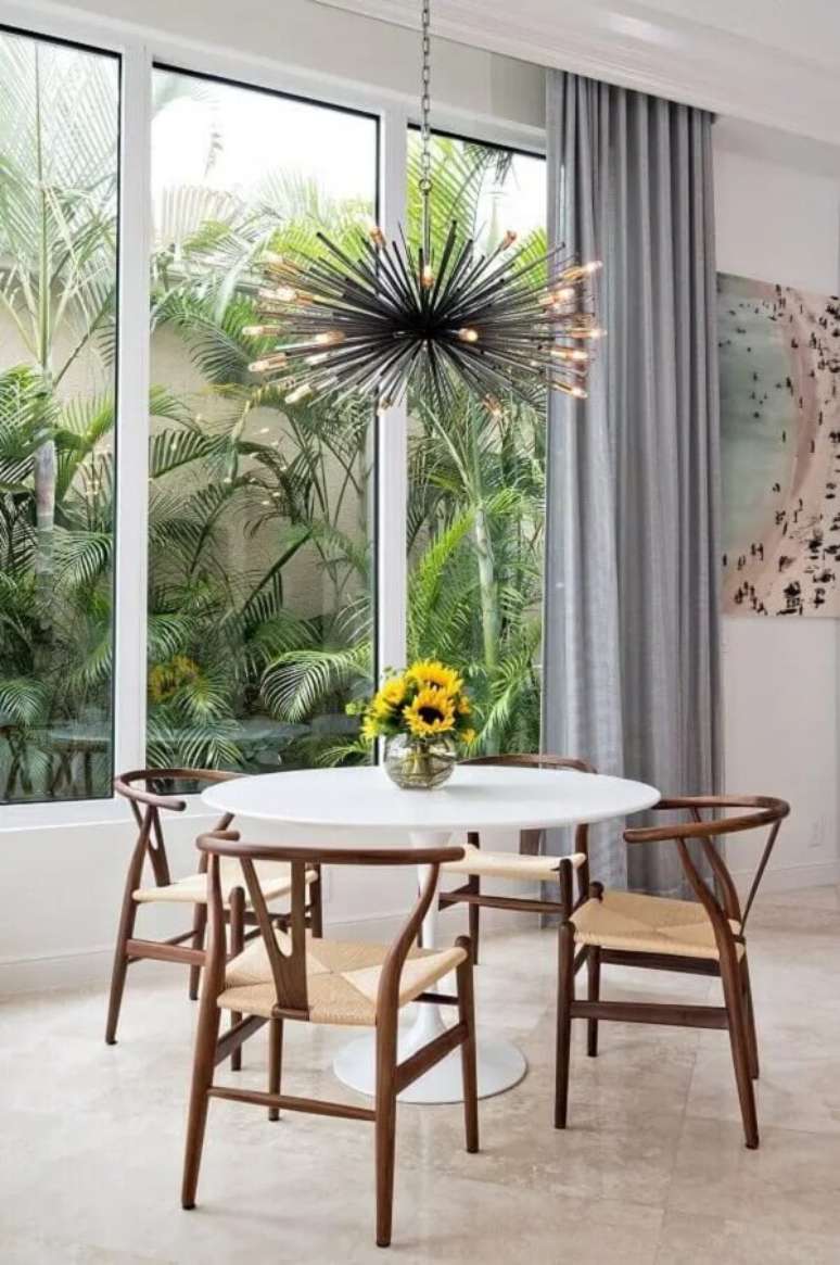 56. Lustre moderno e arranjos florais para mesa de jantar redonda. Fonte: Houzz