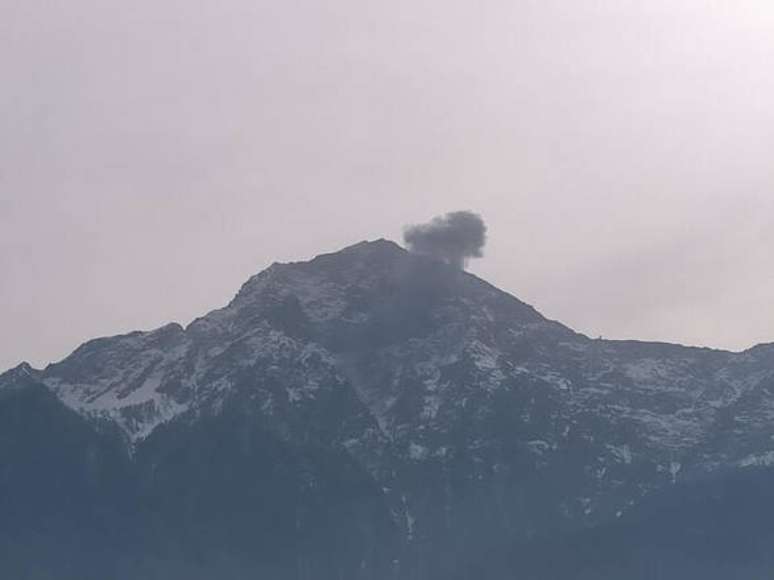 Uma densa coluna de fumaça surgiu após o acidente