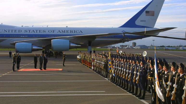 O Air Force One, avião do presidente dos EUA, foi recebido com honras em Moscou em 2002