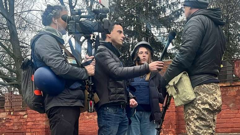 O cinegrafista Pierre Zakrzewski (à esquerda) e a jornalista Oleksandra Kuvshinova (usando capacete e colete de proteção)