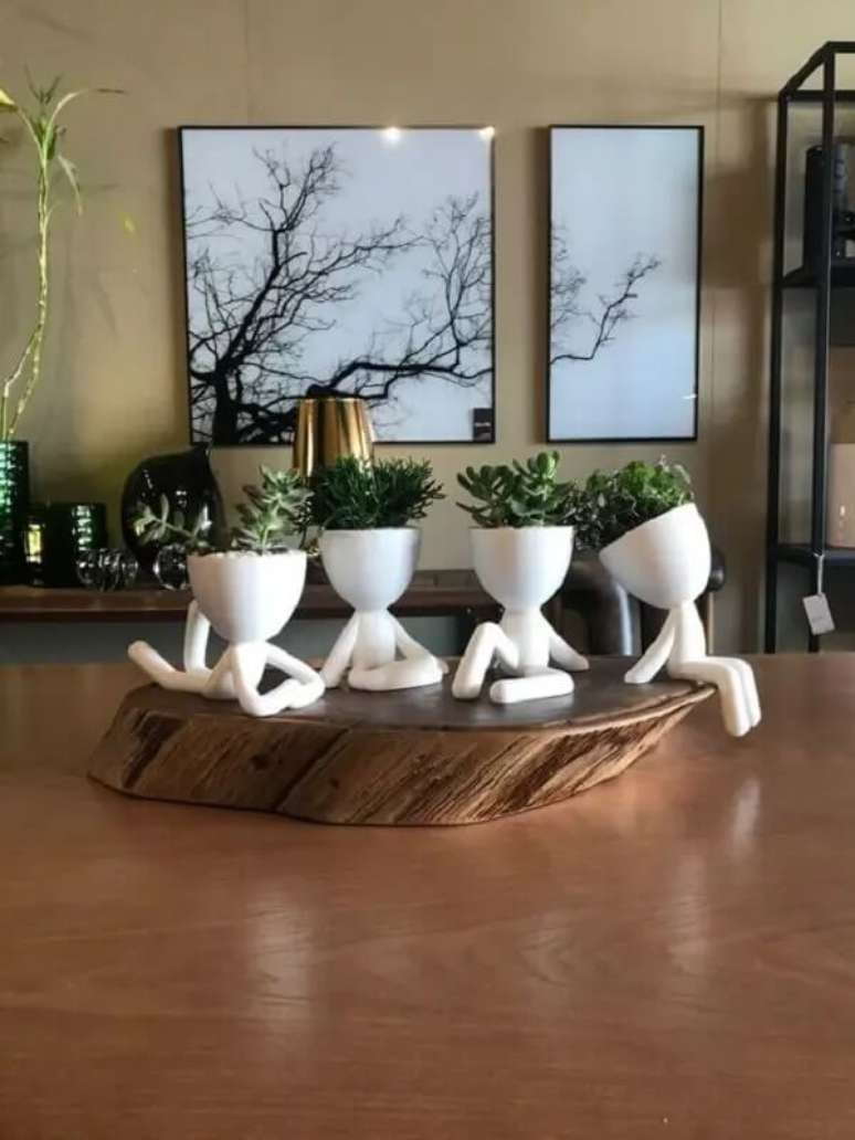 7. Arranjo de flores para mesa de jantar feito com vasos divertidos. Fonte: Fonte Saikon
