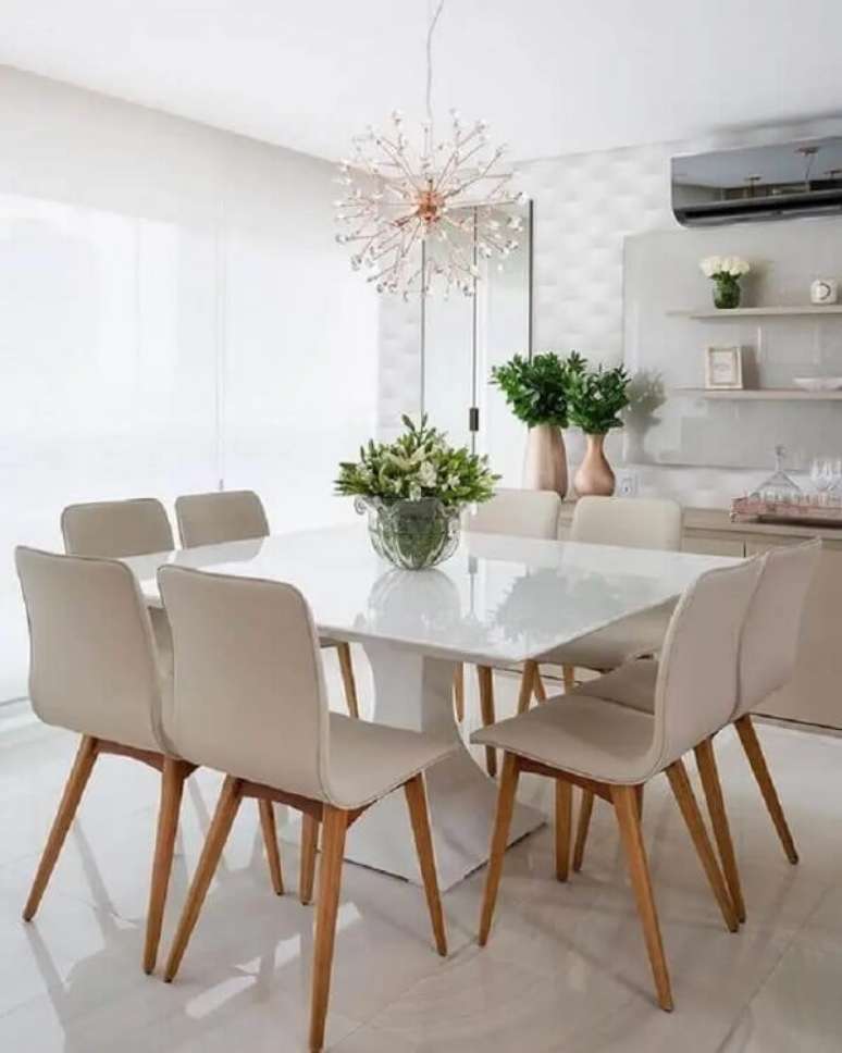 12. Arranjo de flores para mesa de jantar branca. Fonte: Ana Carolina Soares