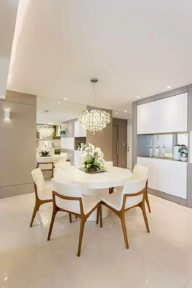 47. Decora&ccedil;&atilde;o com arranjo de flores para mesa de jantar feito com orqu&iacute;deas. Fonte: Poliana Ribas