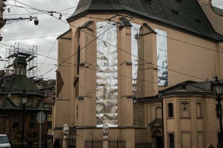 Vitrais das igrejas e catedrais do centro histórico de Lviv cobertos