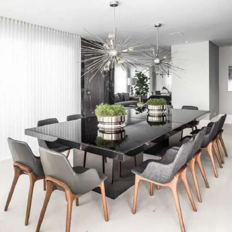 62. O arranjo de flores artificiais para mesa de jantar traz um toque especial para o décor. Fonte: Blog Arbo Imóveis