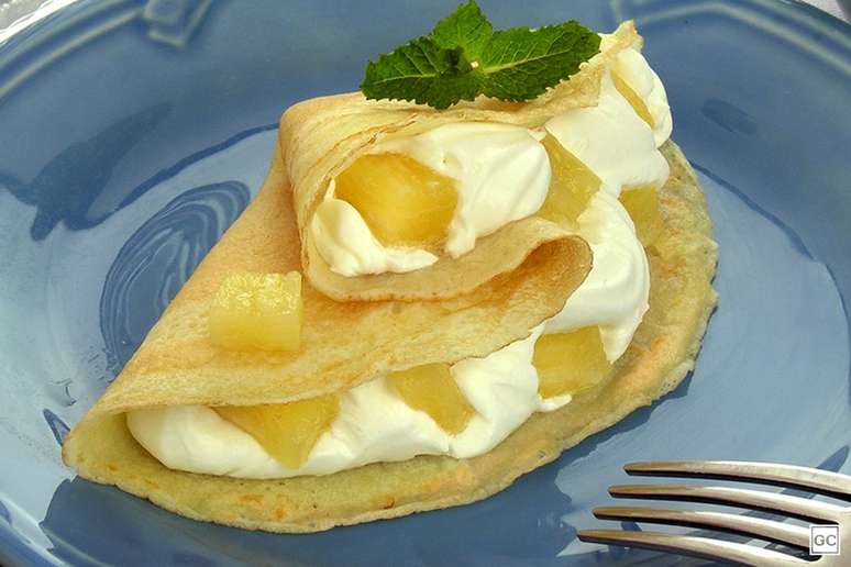 Panqueca de abacaxi com chantilly – Foto: Guia da Cozinha