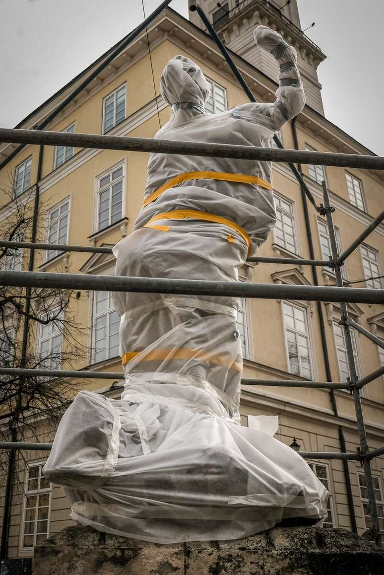 Estátuas de deuses e deusas gregos em fontes na praça da cidade de Lviv foram protegidos