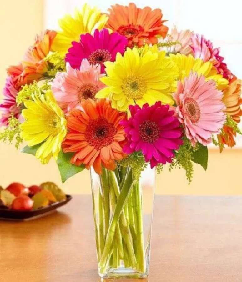 6. Arranjo de flores para mesa de jantar feito com g&eacute;rberas coloridas. Fonte: Meu Jardim dos Sonhos