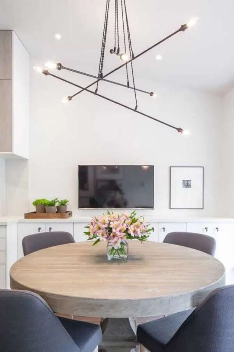 66. Pendente moderno e arranjo de flores para mesa de jantar. Fonte: Home Fashion Trend