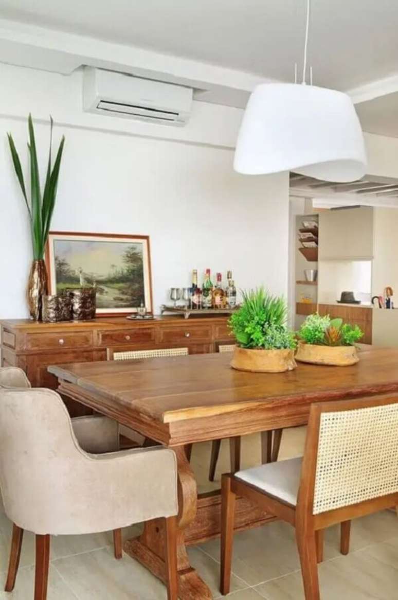4. Arranjo de flores para mesa de jantar de madeira com design clássico. Fonte: HomeDecor